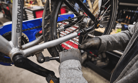Ketting smeren en spannen bij een kinderfiets, snel geregeld en hartstikke belangrijk - BikeFlip