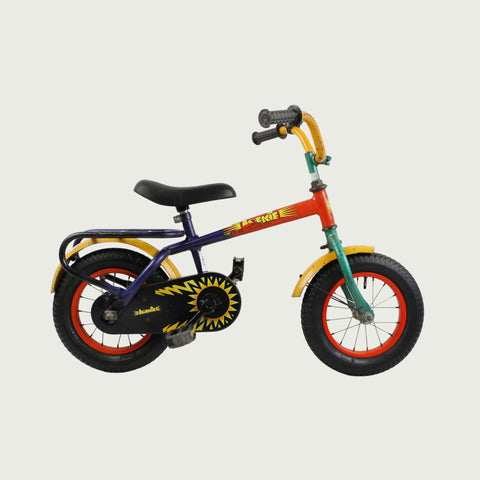 12.47 - BikeFlip, kinderfiets, 12 inch, rode fiets, terugtraprem, geen versnellingen, kabelslot, stevig, lichtgewicht