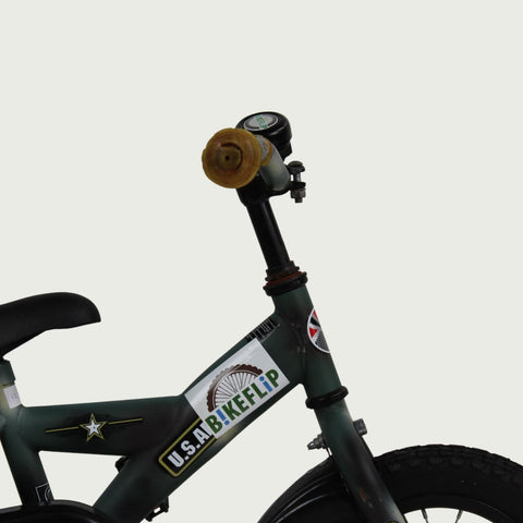 12.72 - BikeFlip, 12 inch kinderfiets, groen en zwart, terugtraprem, handrem, kabelslot, leger thema fiets, stoer