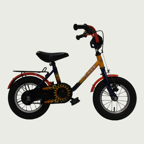 12.34 - BikeFlip, 12 inch, kinderfiets, zwart, oranje, terugtraprem, handrem, geen versnellingen, kabelslot, 85-100 cm fiets