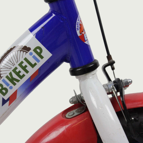 12.10 - BikeFlip, Blauw wit rode fiets, Kabelslot, Terugtraprem en handrem