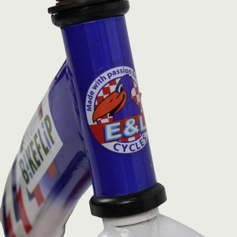 12.10 - BikeFlip, Blauw wit rode fiets, Kabelslot, Terugtraprem en handrem
