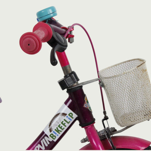 12.67 - BikeFlip, refurbished 12 inch, roze fiets, bloemen thema, mandje voor, terugtraprem, handrem, kabelslot, stevig
