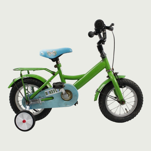 12.40 - BikeFlip, kinderfiets, 12 inch, groene fiets, blauw zadel, terugtraprem, handrem, geen versnellingen, kabelslot