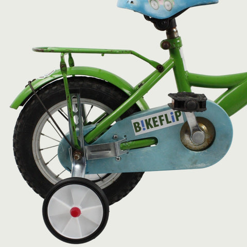 12.40 - BikeFlip, kinderfiets, 12 inch, groene fiets, blauw zadel, terugtraprem, handrem, geen versnellingen, kabelslot