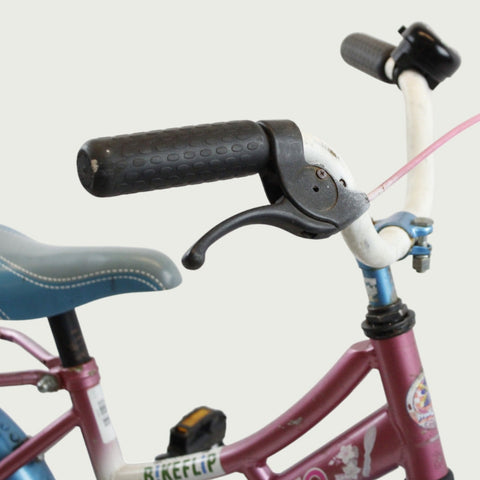 12.35 - BikeFlip, 12 inch, kinderfiets, roze, wit, blauw, spaakkralen, terugtraprem, handrem, geen versnellingen, kabelslot