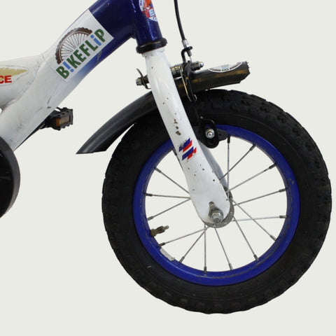 12.86 - BikeFlip, 12 inch kinderfiets, politiefiets, lichtsirene, blauw, terugtraprem, handrem, kabelslot, stoer, avontuur