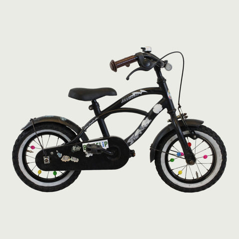 12.38 - BikeFlip, 12 inch, zwarte fiets, spaakkralen, terugtraprem, handrem, geen versnellingen, kabelslot, zijwieltjes