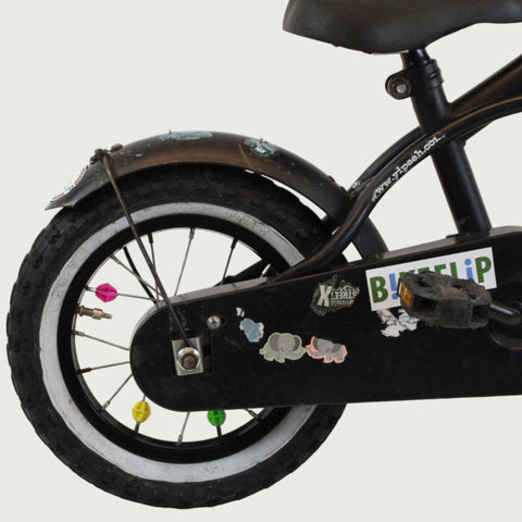 12.38 - BikeFlip, 12 inch, zwarte fiets, spaakkralen, terugtraprem, handrem, geen versnellingen, kabelslot, zijwieltjes