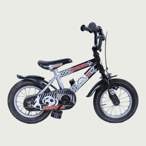 12.70 - BikeFlip, 12 inch kinderfiets, zwart en grijs, voetbal thema, terugtraprem, handrem, kabelslot, stoer, sportief