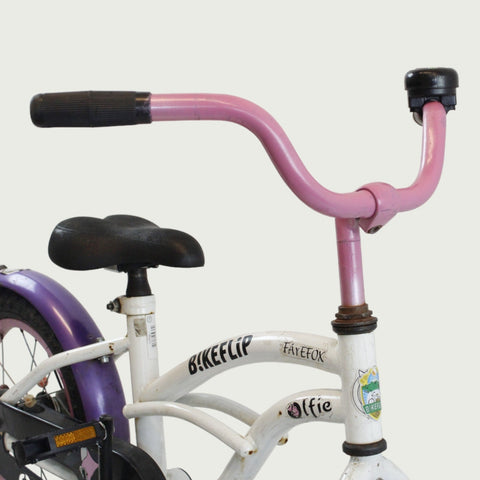 14.15 - BikeFlip, 14 inch kinderfiets, Olfie fiets, terugtraprem, handrem, kabelslot, wit met paarse velgen en roze fiets