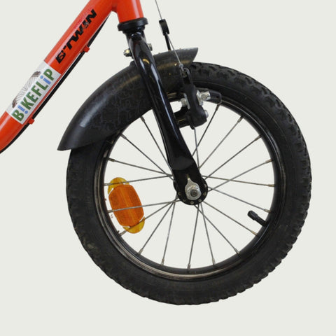 14.21 - BikeFlip, 14 inch fiets, oranje B'twin fiets, handremmen, geen versnellingen, kabelslot, vaste verlichting