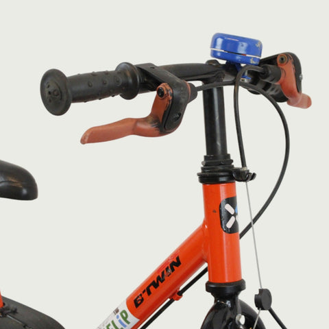 14.21 - BikeFlip, 14 inch fiets, oranje B'twin fiets, handremmen, geen versnellingen, kabelslot, vaste verlichting