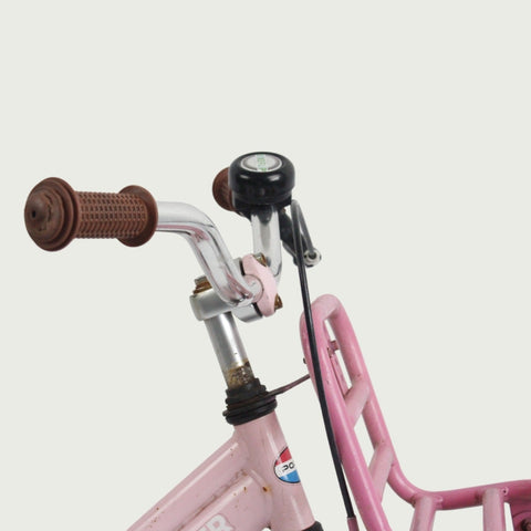 14.13 - BikeFlip, 14 inch kinderfiets, roze met rekje, terugtraprem, handrem, geen versnellingen, kabelslot, stoer