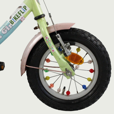 12.79 - BikeFlip, 12 inch kinderfiets, lichtgroen en blauw fiets, terugtraprem, handrem, kabelslot, stoer, creatief design