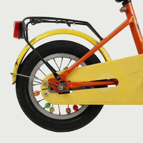12.12, BikeFlip, 12 inch oranje gele kinderfiets, terugtraprem, handrem, geen versnellingen, kabelslot, gebruikt mandje