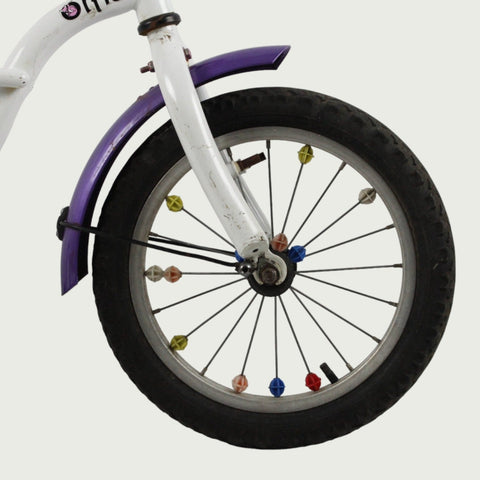 14.17 - BikeFlip, 14 inch kinderfiets, wit fiets, met spaakkralen, terugtraprem, geen versnellingen, kabelslot