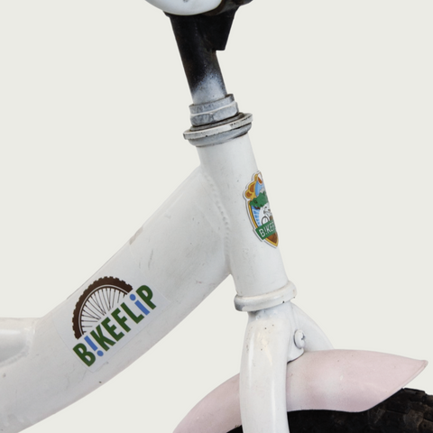 14.7 - BikeFlip, 14 inch fiets, vrolijke witte fiets, terugtraprem, geen versnellingen, kabelslot, verlichting