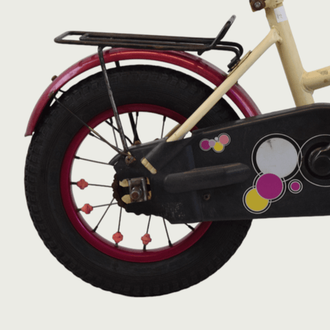 12.166 - BikeFlip, 12 inch kinderfiets, Loekie, spaakkralen, geel rood roze fiets, veelkleurig, terugtraprem, kabelslot