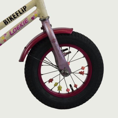 12.166 - BikeFlip, 12 inch kinderfiets, Loekie, spaakkralen, geel rood roze fiets, veelkleurig, terugtraprem, kabelslot