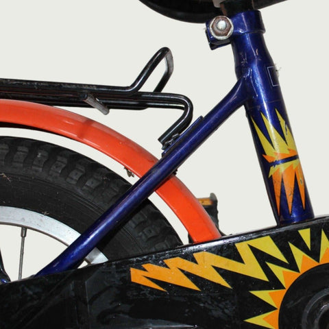 12.34 - BikeFlip, 12 inch, kinderfiets, zwart, oranje, terugtraprem, handrem, geen versnellingen, kabelslot, 85-100 cm fiets