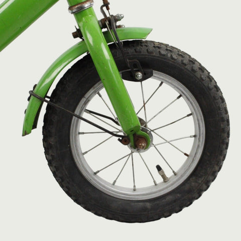 12.40 - BikeFlip, kinderfiets, 12 inch, groene fiets, blauw zadel, terugtraprem, handrem, geen versnellingen, kabelslot