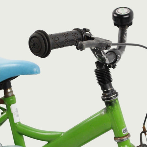 12.40 - BikeFlip, kinderfiets, 12 inch, groene fiets, blauw zadel, terugtraprem, handrem, geen versnellingen, kabelslot