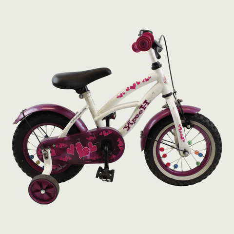 12.31 - BikeFlip, 12 inch kinderfiets, wit paars fiets, hartjes, terugtraprem, handrem, kabelslot, optionele zijwieltjes