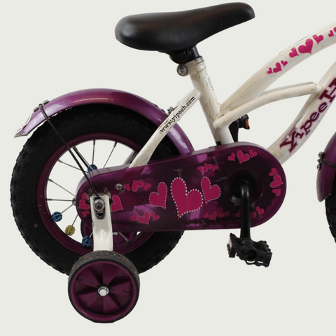 12.31 - BikeFlip, 12 inch kinderfiets, wit paars fiets, hartjes, terugtraprem, handrem, kabelslot, optionele zijwieltjes
