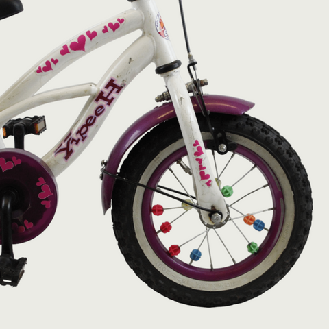 12.31 - BikeFlip, 12 inch kinderfiets, wit paars fiets, hartjes, terugtraprem, handrem, kabelslot, optionele zijwieltjes
