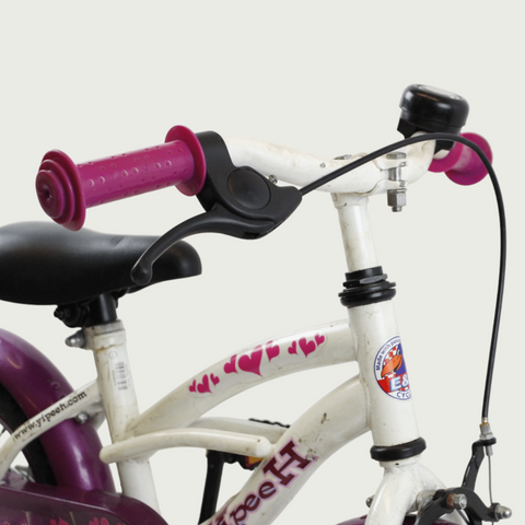 12.31 - BikeFlip, 12 inch kinderfiets, wit paars fiets, hartjes, terugtraprem, handrem, kabelslot, optionele zijwieltjes