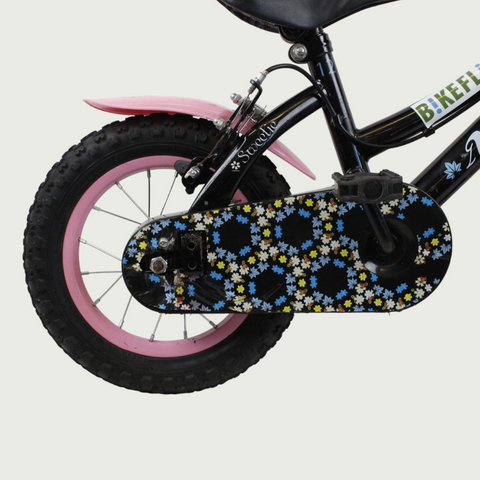 12.126 - BikeFlip, 12 inch kinderfiets, Frieda fiets, zwart roze kinderfiets, bloemetjes fiets, terugtraprem, handrem,