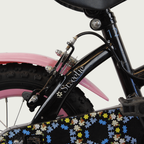 12.126 - BikeFlip, 12 inch kinderfiets, Frieda fiets, zwart roze kinderfiets, bloemetjes fiets, terugtraprem, handrem,