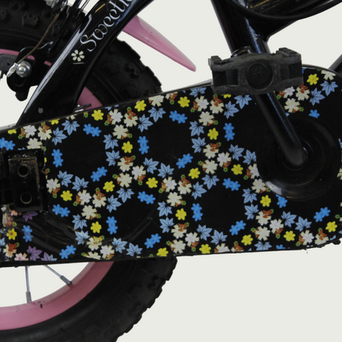12.126 - BikeFlip, 12 inch kinderfiets, Frieda fiets, zwart roze kinderfiets, bloemetjes fiets, terugtraprem, handrem,