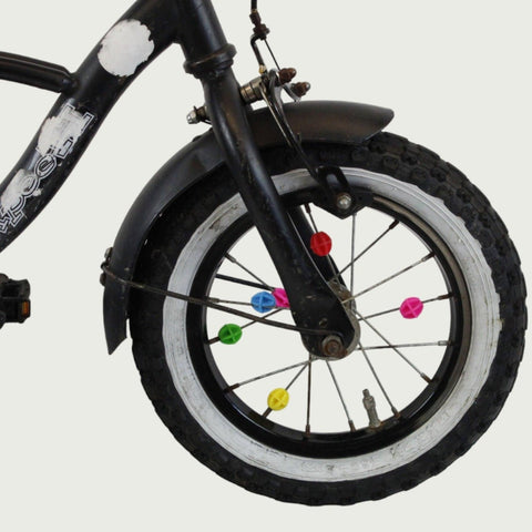 12.38 - BikeFlip, 12 inch, zwarte fiets, spaakkralen, terugtraprem, handrem, geen versnellingen, kabelslot, zijwieltjes