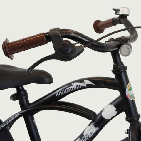 12.38 - BikeFlip, 12 inch, zwarte fiets, spaakkralen, terugtraprem, handrem, geen versnellingen, kabelslot, zijwieltjes
