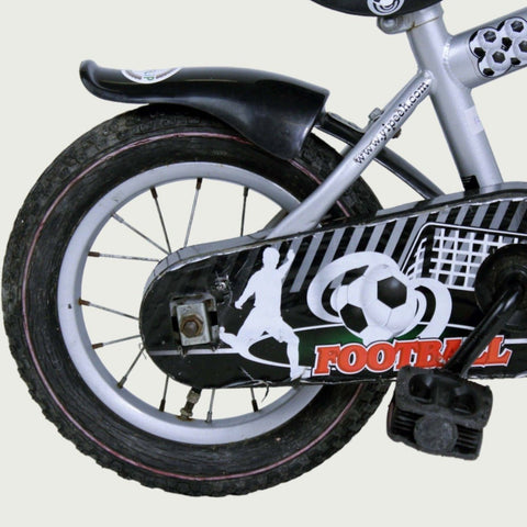 12.70 - BikeFlip, 12 inch kinderfiets, zwart en grijs, voetbal thema, terugtraprem, handrem, kabelslot, stoer, sportief