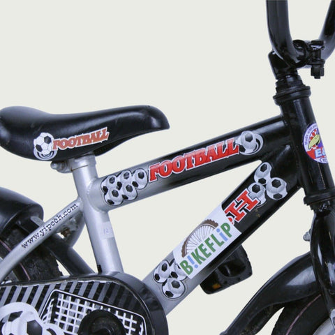 12.70 - BikeFlip, 12 inch kinderfiets, zwart en grijs, voetbal thema, terugtraprem, handrem, kabelslot, stoer, sportief