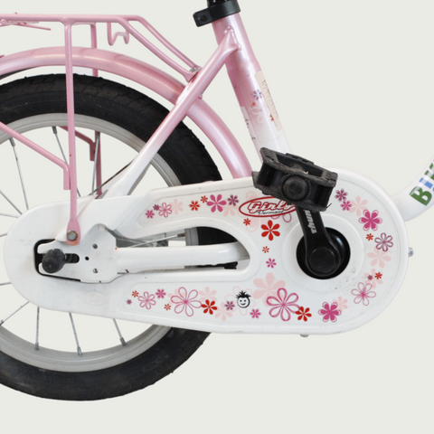 14.32 - BikeFlip , 14 inch fiets, mandje voorop, terugtraprem en handrem, geen versnellingen, kabelslot, roze kinderfiets
