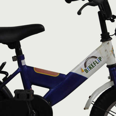12.87 - BikeFlip, 12 inch kinderfiets, paars en wit fiets, terugtraprem, handrem, geen versnellingen, kabelslot, stoer
