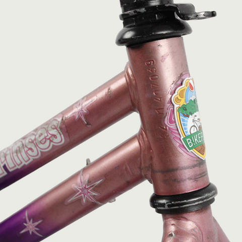 12.97 - BikeFlip, 12 inch kinderfiets, paars, terugtraprem, geen versnellingen, kabelslot, prinsessen thema, vrolijk