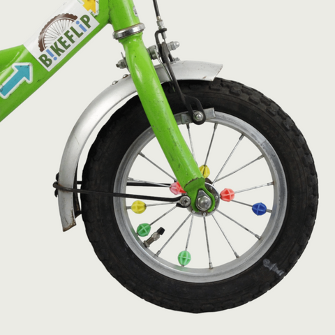 12.53 - BikeFlip, kinderfiets, 12 inch, groene fiets, avontuurlijk design, terugtraprem, handrem, kabelslot, lichtgewicht
