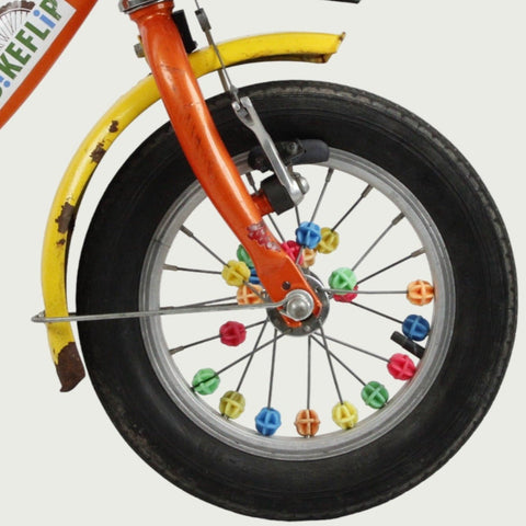 12.12, BikeFlip, 12 inch oranje gele kinderfiets, terugtraprem, handrem, geen versnellingen, kabelslot, gebruikt mandje