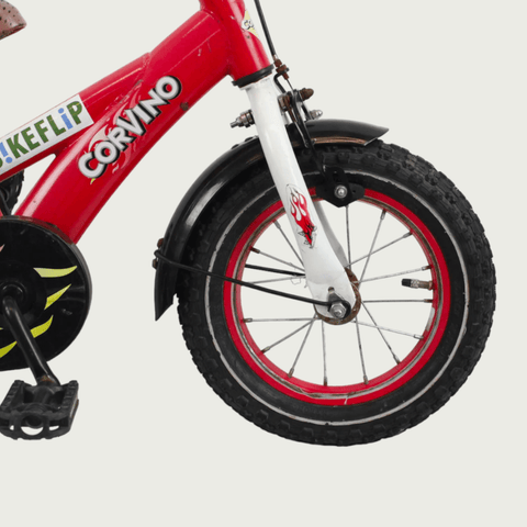 12.135 - BikeFlip, 12 inch kinderfiets, rode kinderfiets, racemonster fiets, vlammetjes fiets, zijwieltjes, terugtraprem
