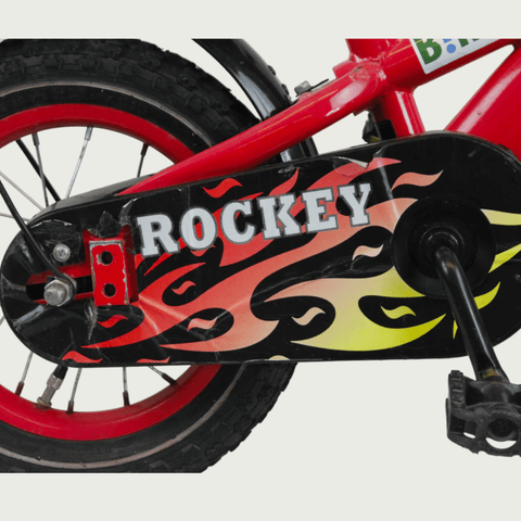 12.135 - BikeFlip, 12 inch kinderfiets, rode kinderfiets, racemonster fiets, vlammetjes fiets, zijwieltjes, terugtraprem