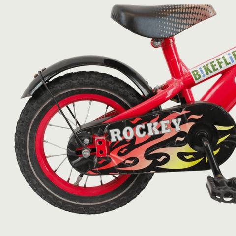 12.135 - BikeFlip, 12 inch kinderfiets, rode kinderfiets, racemonster fiets, vlammetjes fiets, zijwieltjes, terugtraprem