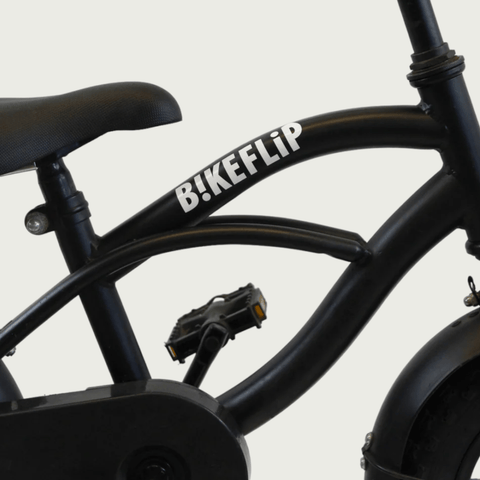 12.154 - BikeFlip, 12 inch kinderfiets, zwarte fiets, elegante fiets, terugtraprem, handrem, kabelslot, zijwieltjes