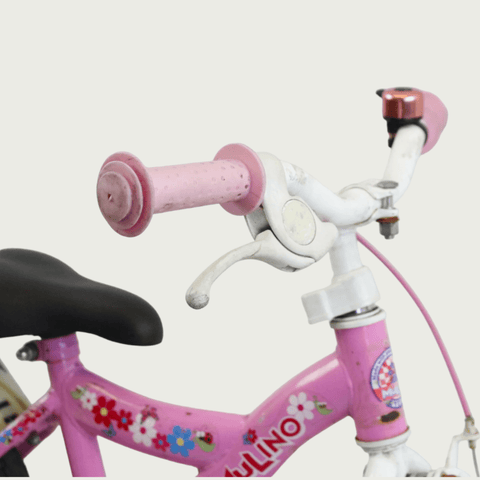 12.152 - BikeFlip, 12 inch kinderfiets, roze fiets, bloemenstickers, avontuurlijke fiets, terugtraprem, handrem, kabelslot