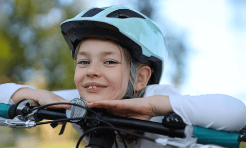 Kindje met een fietshelm - BikeFlip