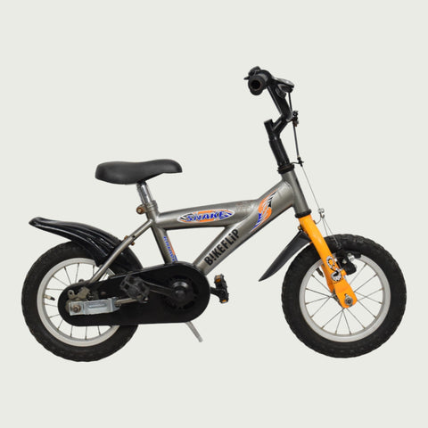 12.155 - BikeFlip,  12 inch kinderfiets, grijze fiets, Batavus fiets, terugtraprem, handrem, kabelslot, zijwieltjes